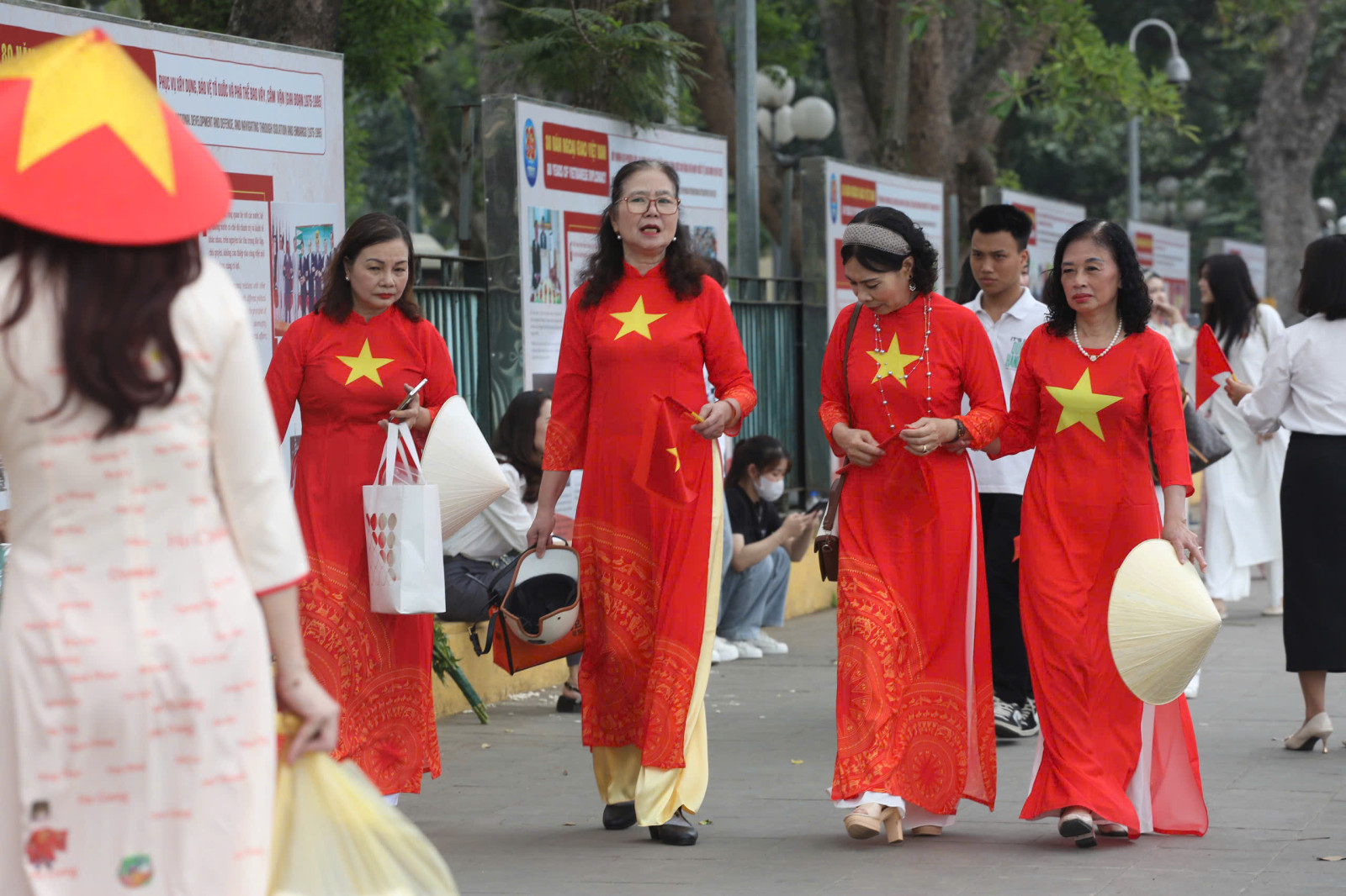 Thủ đô rợp bóng cờ hoa chào mừng kỷ niệm Ngày Thống nhất đất nước 30/4 - Ảnh 13