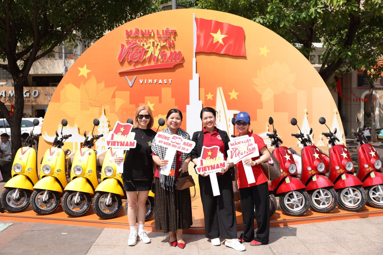 Người dân TP.HCM hào hứng 'check in' tại triển lãm '50 Hành trình - Một Tương lai Xanh' của VinFast - Ảnh 1