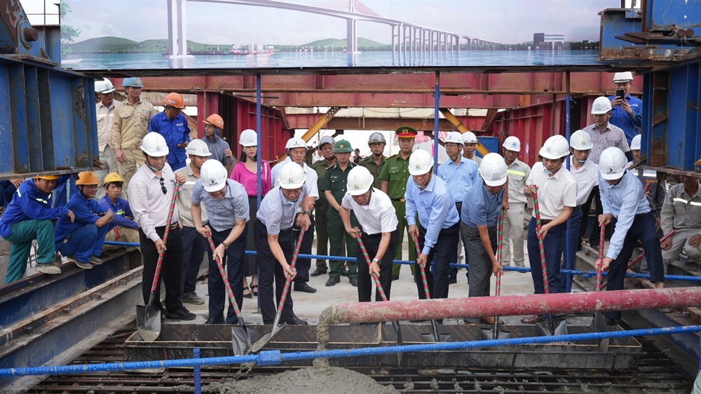 Huế: Hợp long cầu qua cửa biển Thuận An - Ảnh 1