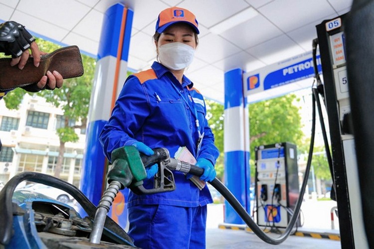 Giá xăng có thể tăng nhẹ vào ngày mai - Ảnh 1